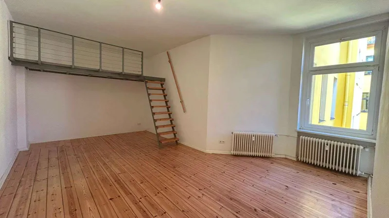 Modernisierte 1-Zimmer-Altbauwohnung mit Hochebene und EBK in Berlin-Kreuzberg — photo 1